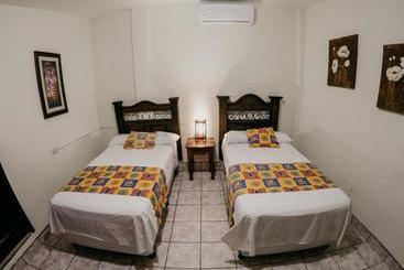 هتل Tropical Inn Poptún