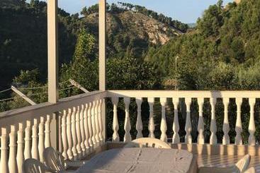 تختخواب و صبحانه Guest House Xhuljon