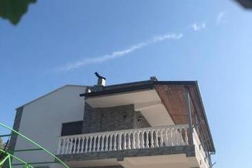 تختخواب و صبحانه Guest House Xhuljon
