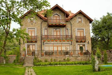پانسیون Garni Hinyard