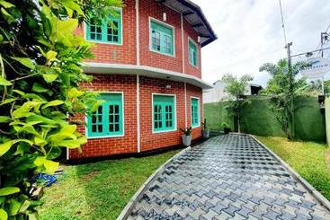 تختخواب و صبحانه Riverview Lodge