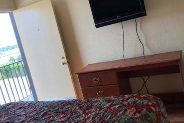 مُتل Country Host Inn