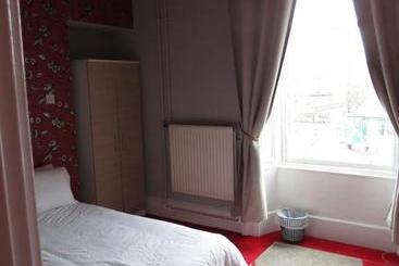پانسیون Esk Guest House