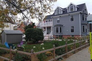 تختخواب و صبحانه Davis Square Inn