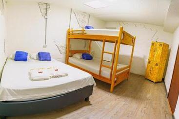 پانسیون Les Balcons Hostel