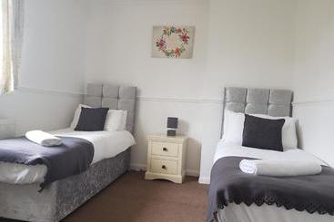 Vetrelax Ipswich Newly Refurbished House