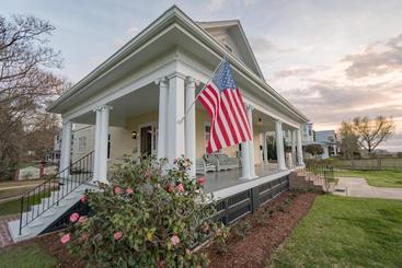 تختخواب و صبحانه Clifton House