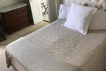 تختخواب و صبحانه Clifton House