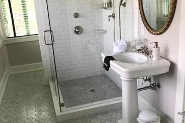 تختخواب و صبحانه Clifton House