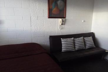 פנסיון Redwood Lodge Motel