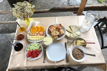 پانسیون Pirikiti