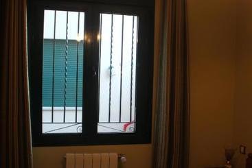 پانسیون Hostal Maury