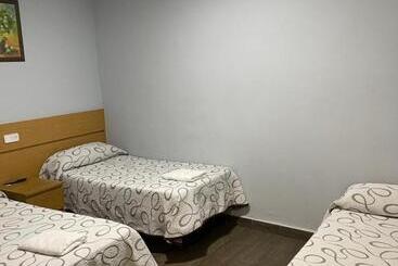 بنسيون Hostal Tres Hermanos