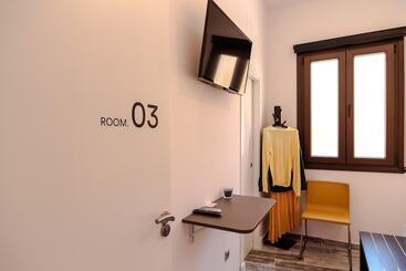 ペンション The 8 Rooms House