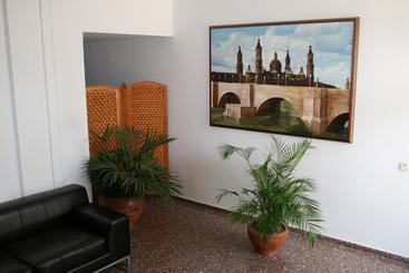 پانسیون Hostal Puente De Piedra