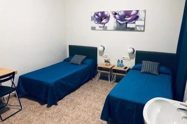 پانسیون Hostal Carlos Iii