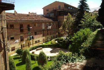 پانسیون Hostal Residencia Taray