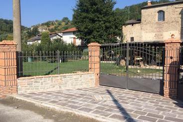 膳宿费 C. Giarelli