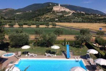 هتل Agriturismo Il Girasole Assisi