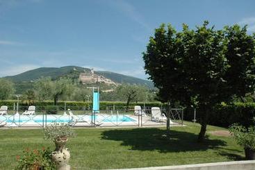 هتل Agriturismo Il Girasole Assisi