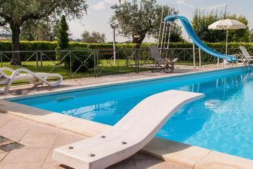 هتل Agriturismo Il Girasole Assisi