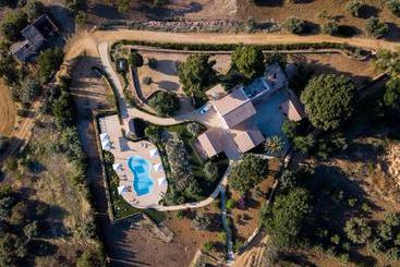 هتل Agriturismo Feudo Muxarello
