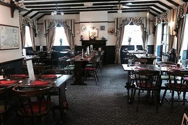 هاستل The Red Lion Inn & Restaurant