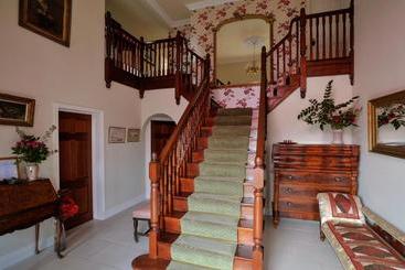 پانسیون Pinewood Lodge Guest House