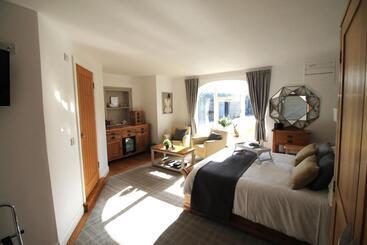 بنسيون The Garden Suites At Snape Castle Mews
