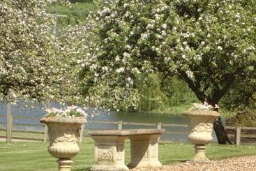 تختخواب و صبحانه Newton Park Farm