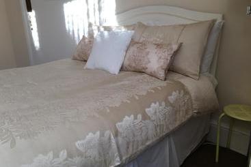 پانسیون Caris Guest House