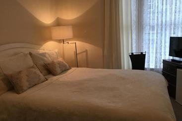 پانسیون Caris Guest House