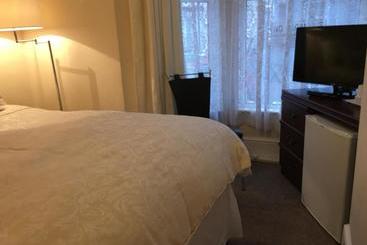 پانسیون Caris Guest House