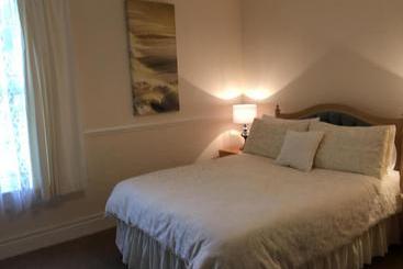 پانسیون Caris Guest House