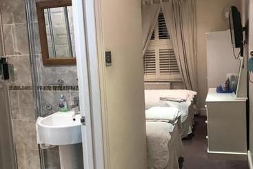 تختخواب و صبحانه Acacia Villas Guest House