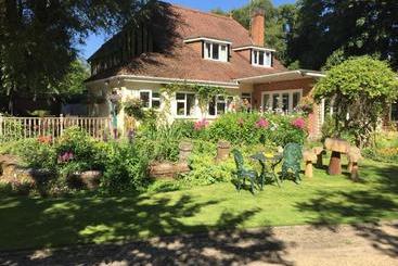 پانسیون Kingswood Cottage