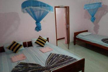 پانسیون Lizzie Villa Guest House