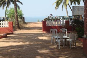 پانسیون Leon Hide Out Guest House