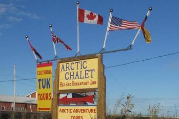 پانسیون Arctic Chalet Resort
