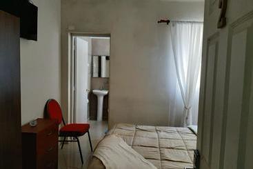 پانسیون Hostal Los Castanos