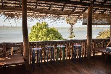 استراحتگاه The Villa Kalpitiya