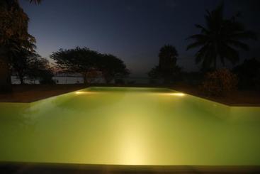 استراحتگاه The Villa Kalpitiya