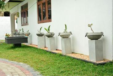 پانسیون Tropical Garden