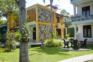 پانسیون Villa De White Sambur