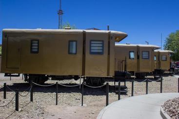 هتل کپسول Onkel Inn Wagon Sleepbox Uyuni