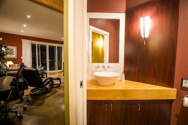 پانسیون Crooked Tree Guest Suites
