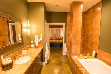پانسیون Crooked Tree Guest Suites
