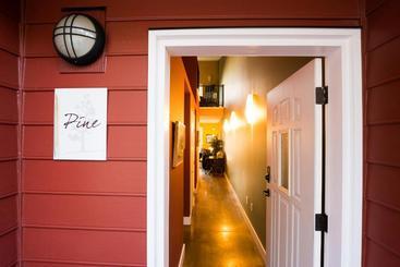 پانسیون Crooked Tree Guest Suites
