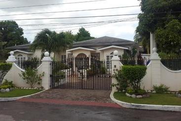 پانسیون Kingston Studio Apartment