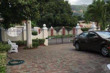 پانسیون Kingston Studio Apartment